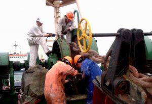 員工認(rèn)真檢修當(dāng)中